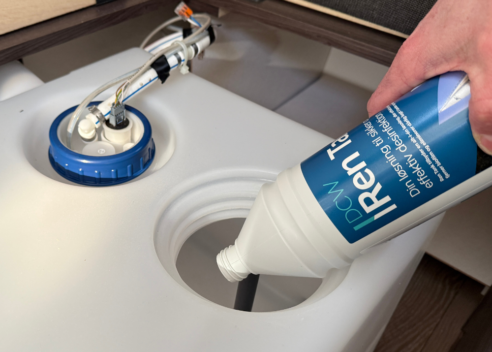 Ren Tank hældes i campingvogns vandtank